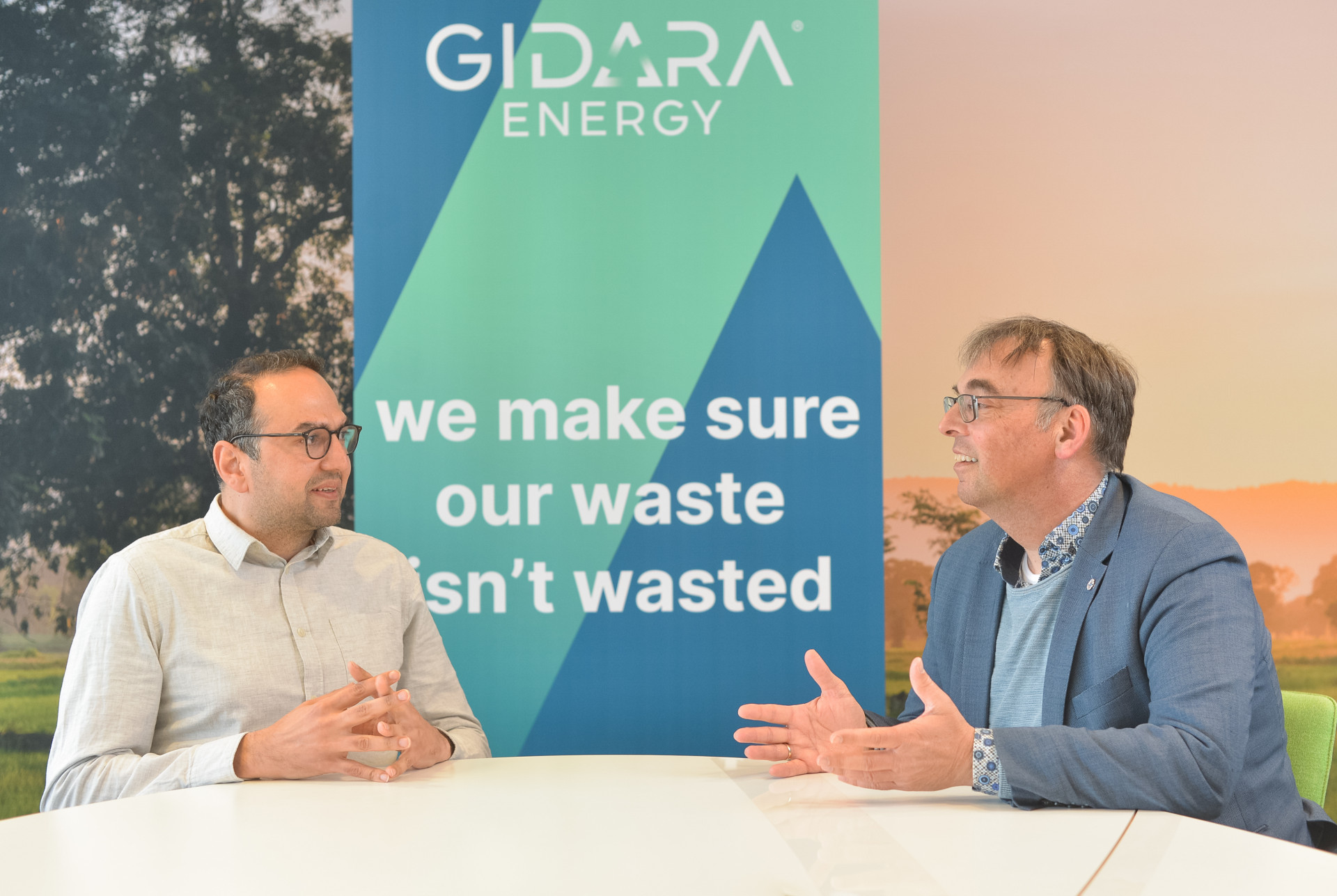 Dr. Elyas Moghaddam (GIDARA Energy) and prof. dr. ir. Wiebren de Jong (TU Delft)